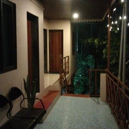 Anandi Villa Homestay Adhi エクステリア 写真