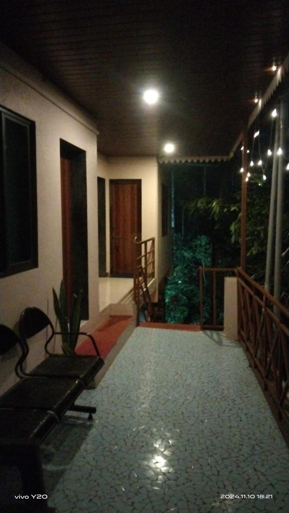 Anandi Villa Homestay Adhi エクステリア 写真